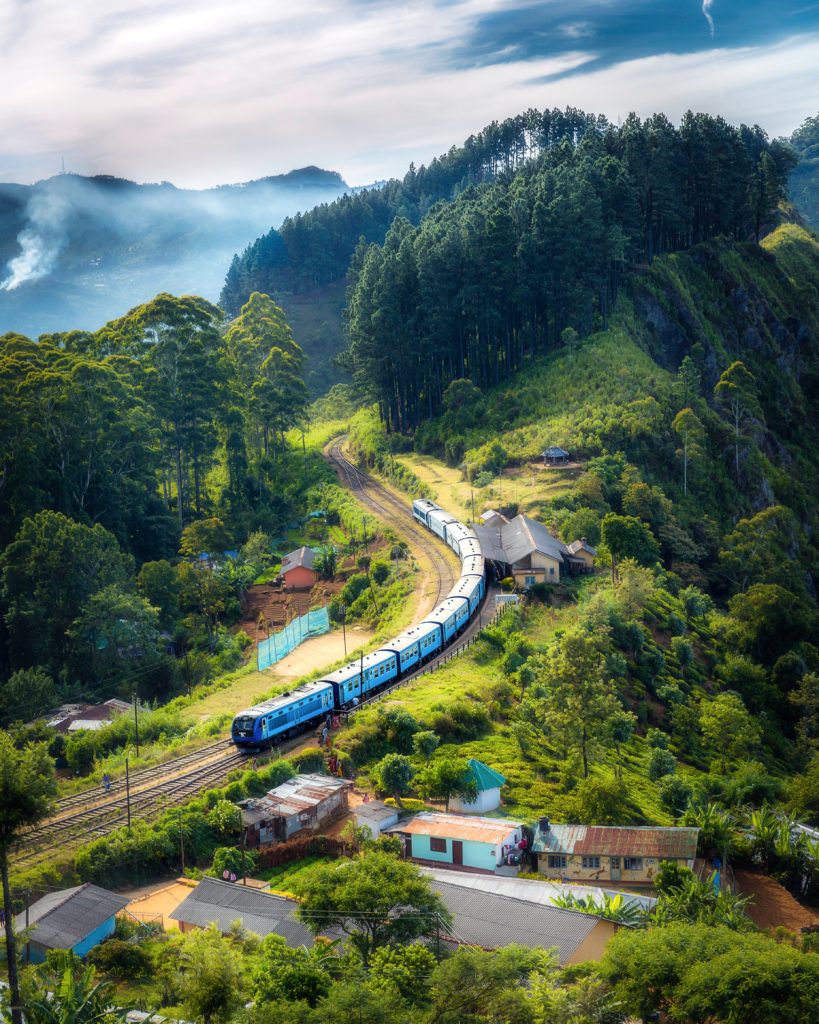 Zug fährt durch Landschaft